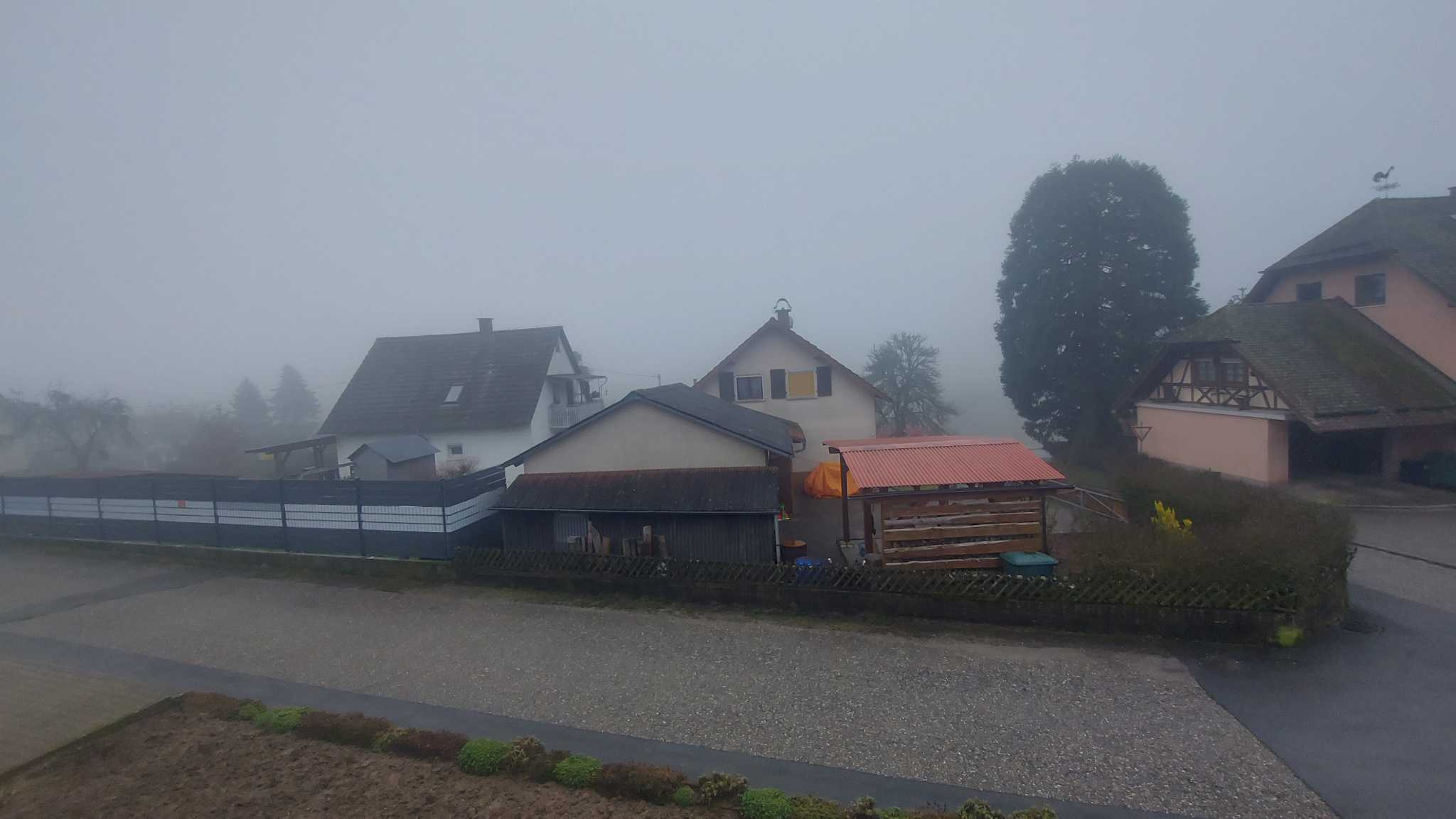 Blick ins Dorf, alles nebelig